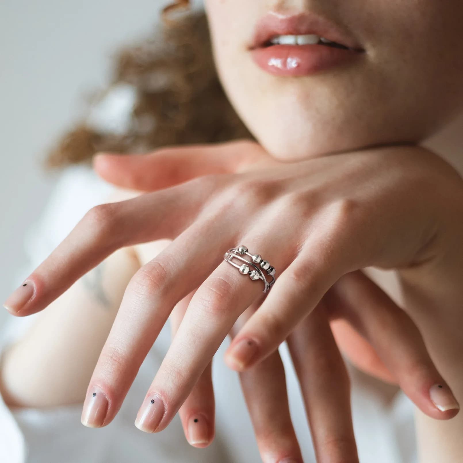 Antystresowy Srebrny Pierścionek 925 Minimalistyczny z Obracającymi Się Geometrycznymi Kulkami